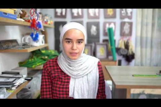 Embedded thumbnail for الطالبة ضحى، إحدى المستفيدات من مصنع الأفكار
