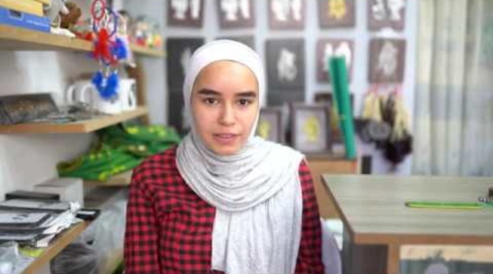 Embedded thumbnail for الطالبة ضحى، إحدى المستفيدات من مصنع الأفكار
